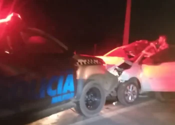 Viatura da PM sofreu vários danos com a batida do acidente — Foto: Redes sociais