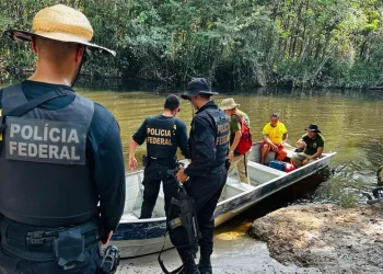 Agentes chegaram em embarcação ao local. — Foto: PF-PA