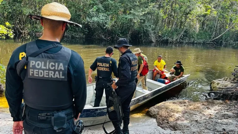 Agentes chegaram em embarcação ao local. — Foto: PF-PA