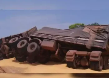 O motorista de uma carreta morreu em um acidente no município de Pau D’Arco, no sul do Pará. Ele ainda chegou a ser levado para o hospital, mas não resistiu à gravidade dos ferimento (Reprodução/TV Liberal)