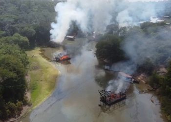 PF inutiliza 302 balsas de garimpo ilegal em operação no Amazonas