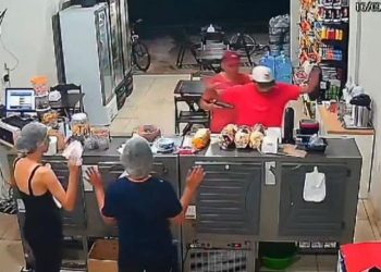 Câmeras de segurança registraram toda a ação, que durou um minuto