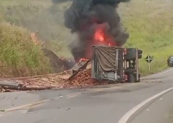 VÍDEO: Motorista morre após carreta tombar e pegar fogo na Rodovia Transamazônica, em Pacajá, no Pará