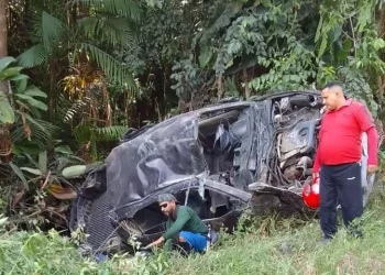 Carro com vítima fatal ficou destruído após capotar na estrada de Breves, no Marajó (Reprodução / Redes Sociais