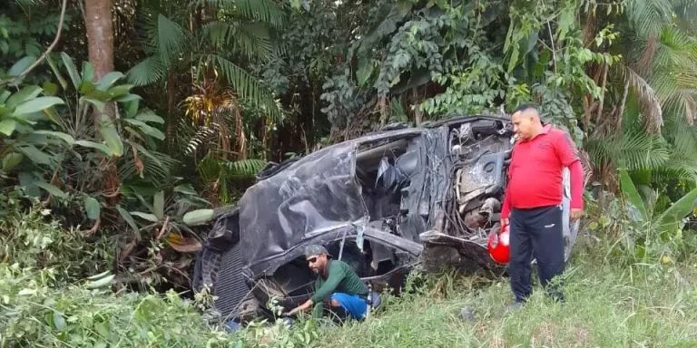 Carro com vítima fatal ficou destruído após capotar na estrada de Breves, no Marajó (Reprodução / Redes Sociais