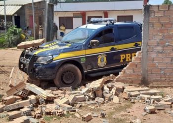 Viatura da PRF bate em muro de residência durante perseguição em Itaituba, no Pará