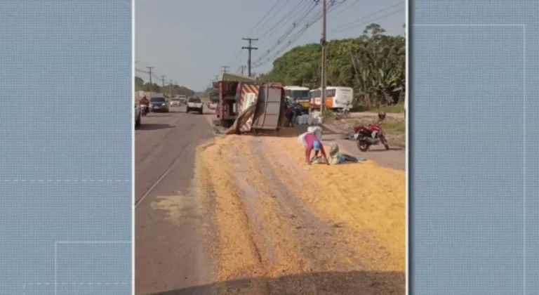 Carga de soja ficou espalhada na rodovia. — Foto: Reprodução / TV Liberal