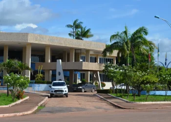 Sede da Prefeitura de Santarém, na Av. Dr. Anísio Chaves, bairro Aeroporto Velho — Foto: Adonias Silva/G1