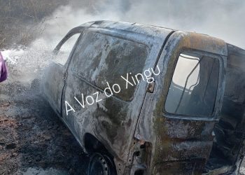 Veículo da Secretaria de Saúde de Vitória do Xingu pega fogo na PA-415