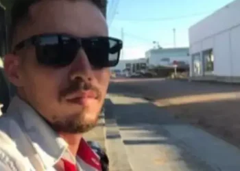 Gabriel Leandro Silva Neto teve o pescoço degolado e um corte profundo na barriga feito por arma branca. (Reprodução / Folha do Progresso)