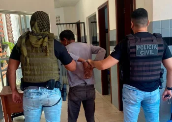 Um homem foi preso pelo estupro da própria filha, no bairro São Luiz, em Goianésia do Pará. A prisão ocorreu na última sexta-feira (10). De acordo com a Polícia Civil (PC), a vítima estaria sendo violentada e apresentando indícios de gravidez. Diante das informações, o homem foi preso no momento em que chegou na residência, onde os policiais já aguardavam por ele. Após ser conduzido à unidade policial, o preso se encontra à disposição do poder judiciário, segundo a PC.