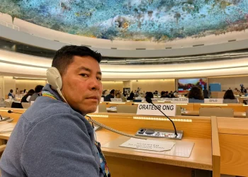 Tymbek Arara durante viagem à ONU, na Suíça — Foto: Reprodução