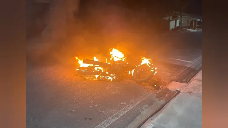 Motocicleta em chamas — Foto: Divulgação