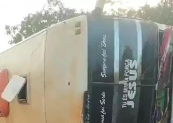 Um ônibus de transporte de passageiros que faz a linha Vila do Distrito Alvorada até a cidade de Uruará, no sudoeste do Pará, tombou na rodovia Transamazônica (BR-230). Mas ninguém ficou ferido com gravidade (Divulgação/Gazeta Real)