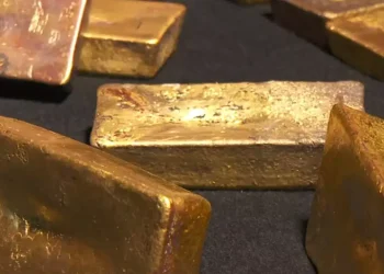 Barras de ouro são apreendidas em aeroporto (Reprodução / TV Globo)