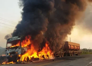 Motociclista morre após bater em carro e ser jogado contra caminhão na BR-155, no Pará