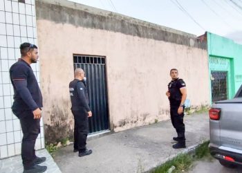 O grupo criminoso é suspeito de praticar os crimes de falsa identidade, estelionato virtual e associação criminosa. “Nossas equipes saíram da capital paraense no último domingo para dar início à operação que culminou na prisão de cinco pessoas na manhã desta quarta-feira, 04. Dois homens foram presos em Fortaleza, duas mulheres no município de Maracanau e um homem no município de Caucaia. Todos presos, por meio de mandados de prisão”, explicou Thiciane Maia, delegada da DECCC. A investigação conduzida pelos policiais civis da DCDI aponta que o grupo criminoso aplicava golpes em diversas vítimas utilizando a imagem de um desembargador do Pará solicitando valores de precatórios. Em outro golpe praticado pelos investigados, com o mesmo modus operandi, era utilizada a imagem de um procurador do Estado para entrar em contato com as vítimas e solicitar valores. “A Polícia Civil do Estado do Pará, em uma investigação eficaz, conseguiu identificar os autores do crime e representou pelos mandados de prisão e de busca e apreensão, junto ao Poder Judiciário do Pará. Foram cumpridos também sete mandados de busca e apreensão nas residências dos investigados. Os celulares apreendidos serão utilizados para subsidiar novas investigações e identificar outras vítimas”, finalizou Walter Resende, delegado-geral da PCPA. Por conta da investigação do caso, não foram divulgados os nomes do desembargador e do procurador. A ação contou com o apoio do Departamento Técnico Operacional (DTO), do Departamento de Polícia Judiciária da Capital (DPJC), do Departamento de Polícia Judiciária Metropolitana (DPJM) e do Departamento de Homicídios e Proteção à Pessoa (DHPP), todos do Ceará. Com informações da Agência Pará.