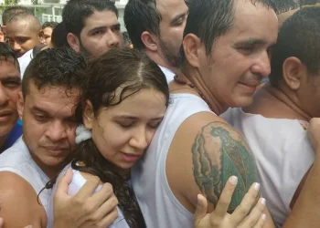 Milhares de devotos puxam a corda do Círio e enfrentam calor extremo. — Foto: Taymã Carneiro/ G1