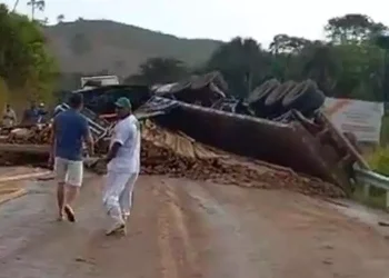 Acidente interditou trecho da rodovia (Via WhatsApp)