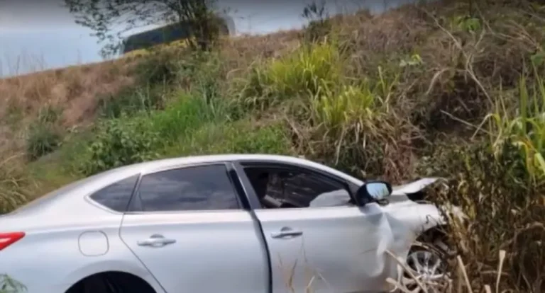 Mãe grávida e filha de 4 anos morrem após carro cair em barranco no Pará — Foto: TV Liberal/Reprodução