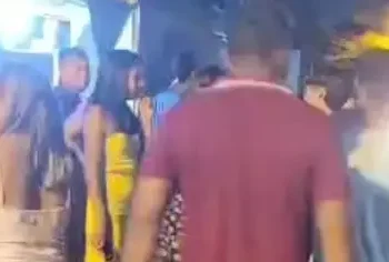 Pessoas aglomeradas na noite deste sábado (18) na Praça da Folha 33, em Marabá, logo após o tiroteio (Reprodução / Redes Sociais)