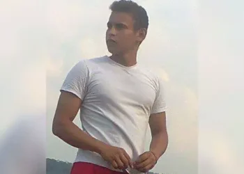 Equipes da Polícia Científica analisaram e removeram o cadáver do rapaz ao Instituto Médico Legal (IML). Os peritos não detalharam se o corpo de Cleomisson apresentava alguma marca de violência. (Reprodução)