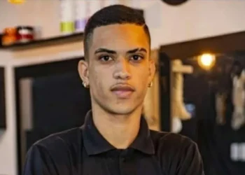 Corpo da vítima na rua em que o crime ocorreu. — Foto: Reprodução / TV Liberal