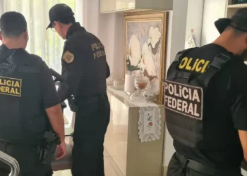 Policias em um das casa alvo de busca e apreensão. — Foto: Polícia Federal - PA