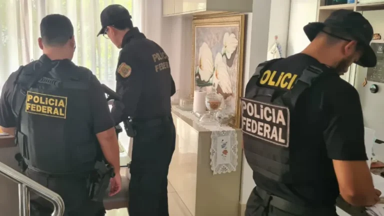 Policias em um das casa alvo de busca e apreensão. — Foto: Polícia Federal - PA