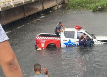 Viatura da PM cai em canal na avenida Independência, na Grande Belém