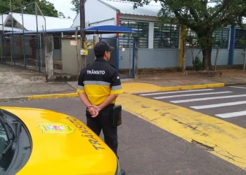 Agentes de trânsito em cidade no interior do Brasil. — Foto: Rodolfo Viana