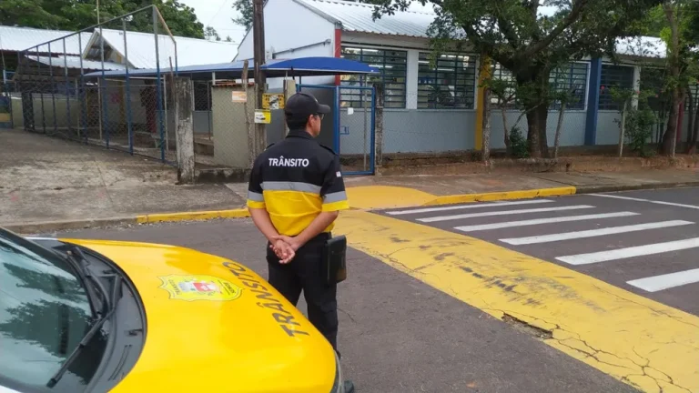 Agentes de trânsito em cidade no interior do Brasil. — Foto: Rodolfo Viana