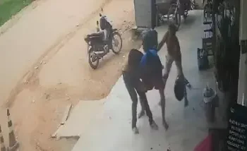 A gravação mostra ainda quando a vítima e uma mulher entraram em luta corporal contra o atirador, já do lado de fora do estabelecimento. (Reprodução/ Redes sociais)