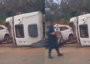 O caminhão, em que estavam o motorista e o filho de 6 anos, tombou com o impacto. Vários destroços ficaram espalhados pelo chão (Reprodução / Redes sociais)