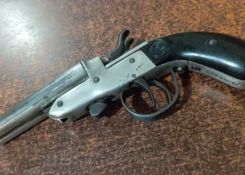 PM prende homem por porte ilegal de arma e violência doméstica. — Foto: Divulgação