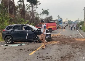 O carro ficou com a parte frontal destruído com a batia — Foto: Corpo de Bombeiros