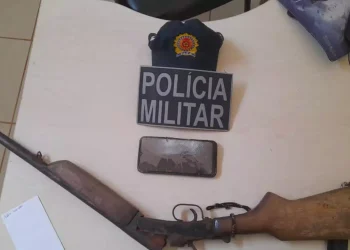 Um inquérito policial foi registrado contra a mãe do adolescente por posse ilegal de arma de fogo de uso permitido. (Reprodução / Redes sociais)