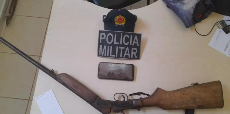 Um inquérito policial foi registrado contra a mãe do adolescente por posse ilegal de arma de fogo de uso permitido. (Reprodução / Redes sociais)