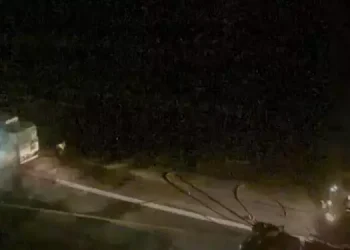 UM caminhão explodiu na pista no Aeroporto de Marabá (PA) na noite deste sábado (16) (Divulgação/Correio de Carajás)