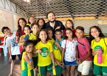 O músico Yamandu Costa entre as crianças e adolescentes do Projeto Esperança / Foto: Tamires Soares
