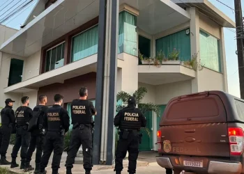 Polícia Federal durante operação — Foto: PF