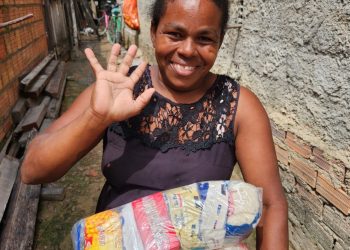 Direção da TV Vitória distribui cestas básicas a famílias carentes de Vitória do Xingu, no PA