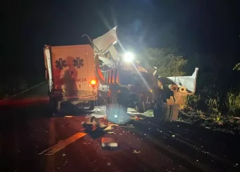 Colisão entre ambulância e trator deixa duas pessoas feridas nas PA-150, em Tailândia, no PA