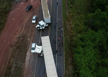 Colisão entre duas carretas deixa trânsito lento na BR-316, no Pará. — Foto: Reprodução