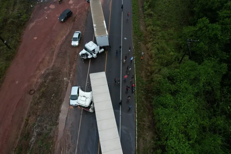 Colisão entre duas carretas deixa trânsito lento na BR-316, no Pará. — Foto: Reprodução