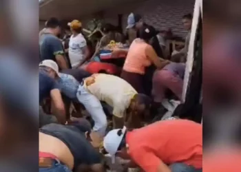 Momento do tumulto para pegar as verduras que ficaram no chão (Reprodução / Redes Sociais)