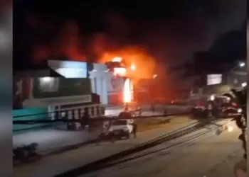 Chamas se alastravam rapidamente no momento do incêndio (Reprodução / Redes Sociais / Blog do Siki)