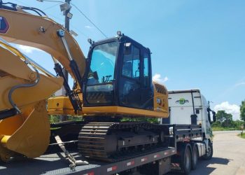 Retroescavadeira apreendida durante a fiscalização. — Foto: Divulgação