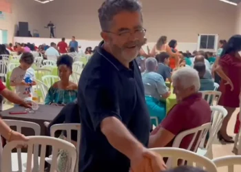 O prefeito de Tucumã, Celso Lopes (PSDB), revelou que está sendo ameaçado de morte por uma facção criminosa na cidade. Ainda de acordo com Lopes, o nome dele estaria em uma lista de "marcados para morrer". O motivo das ameaças, segundo o prefeito, é porque ele teria, anos atrás, prometido acabar com organizações criminosas no município. As declarações foram feitas durante entrevista a uma rádio local. Segundo o prefeito, a facção criminosa pratica assaltos em garimpos e também atua com crimes de "pistolagem" na região. O prefeito de Tucumã disse, ainda, que assim que soube das ameaças informou ao secretário de Segurança Pública do Pará, Ualame Machado, e a alguns deputados da Assembleia Legislativa do Pará (Alepa). O gestor garantiu que o Comando Geral da Polícia Militar enviou policiais militares para fazer a segurança pessoal dele. Por meio de nota, a Secretaria de Segurança Pública e Defesa Social do Pará (Segup) informou que as forças de segurança do Estado apuram os relatos de ameaça e que o prefeito recebeu suporte e orientações da equipe policial.