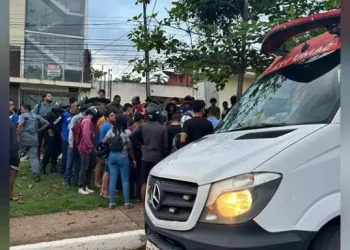Motociclista morre ao colidir com ônibus e ser arremessado contra árvore, em Marabá